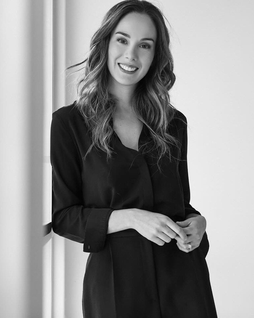 Natalia Lermanda de pie junto a una ventana, retrato en blanco y negro