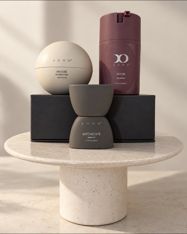 Bodegón de productos XOMD sobre una base de travertino